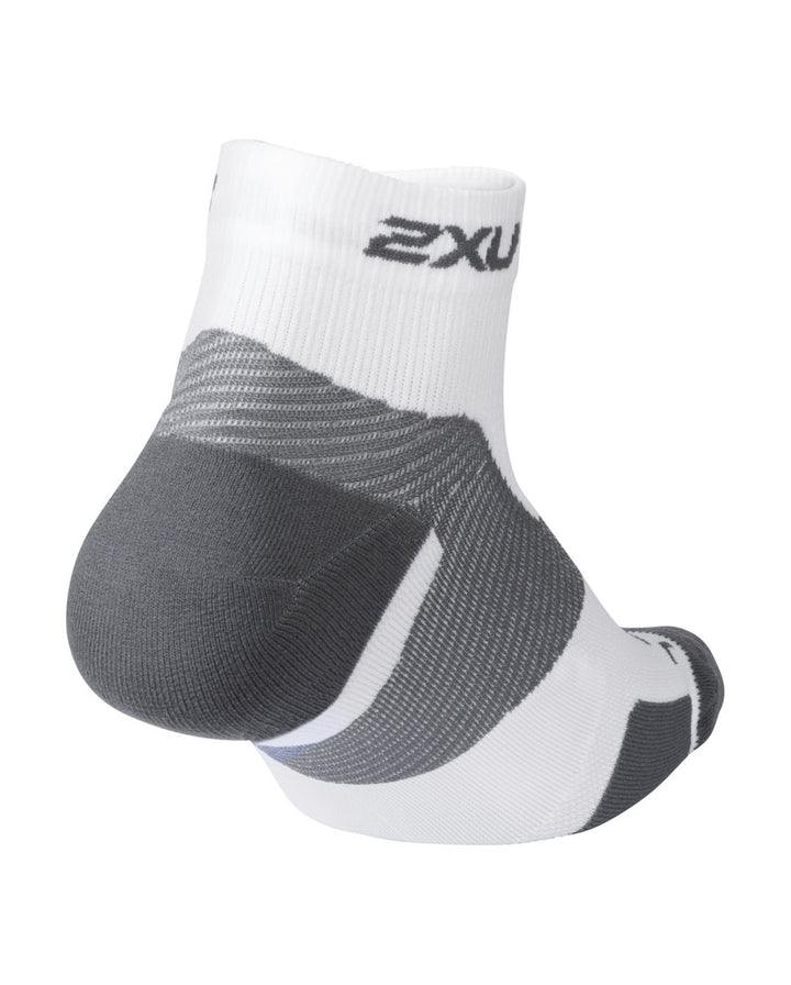 2XU UA5047E Vectr Light Cushion 1/4 Crew Unisex Running Socks (White/Grey)