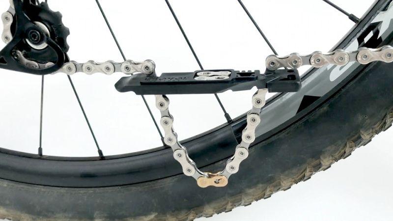 Clever Standard Flatout Chain Hook - BUMSONTHESADDLE