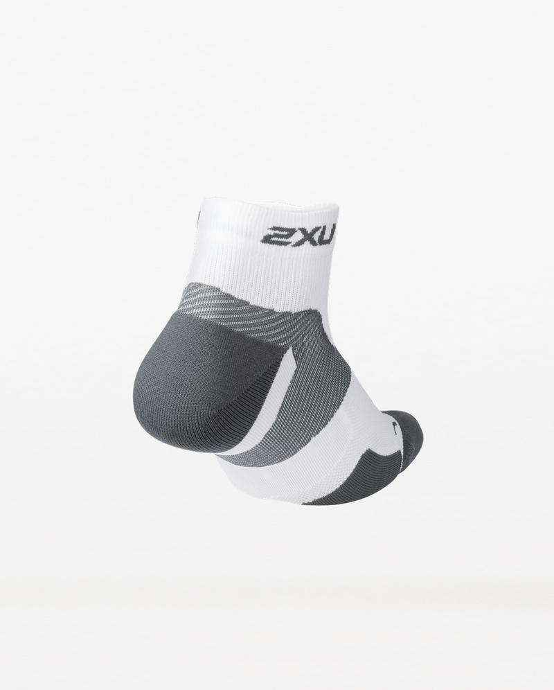 2XU Vectr Cushion 1/4 Crew Unisex Compression Socks (White/Grey) - BUMSONTHESADDLE