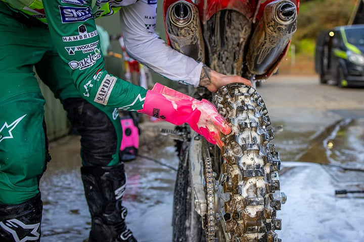 Muc-off Deep Scrubber Gloves (Pink) - BUMSONTHESADDLE