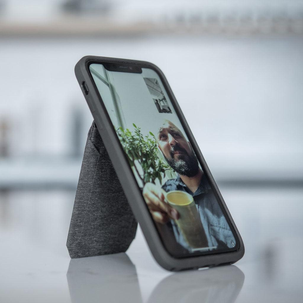 Peak Design Mobile Wallet Stand (Charcoal) – BUMSONTHESADDLE